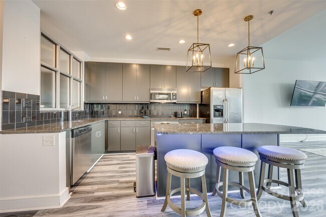 Foto del edificio - 333 W Trade St