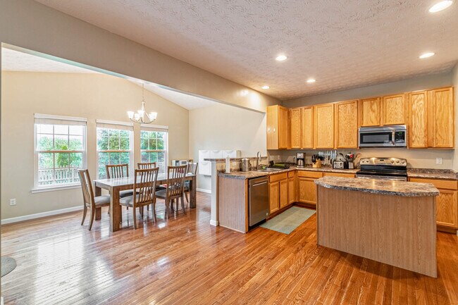 Cocina y comedor - 3300 Federalist Dr