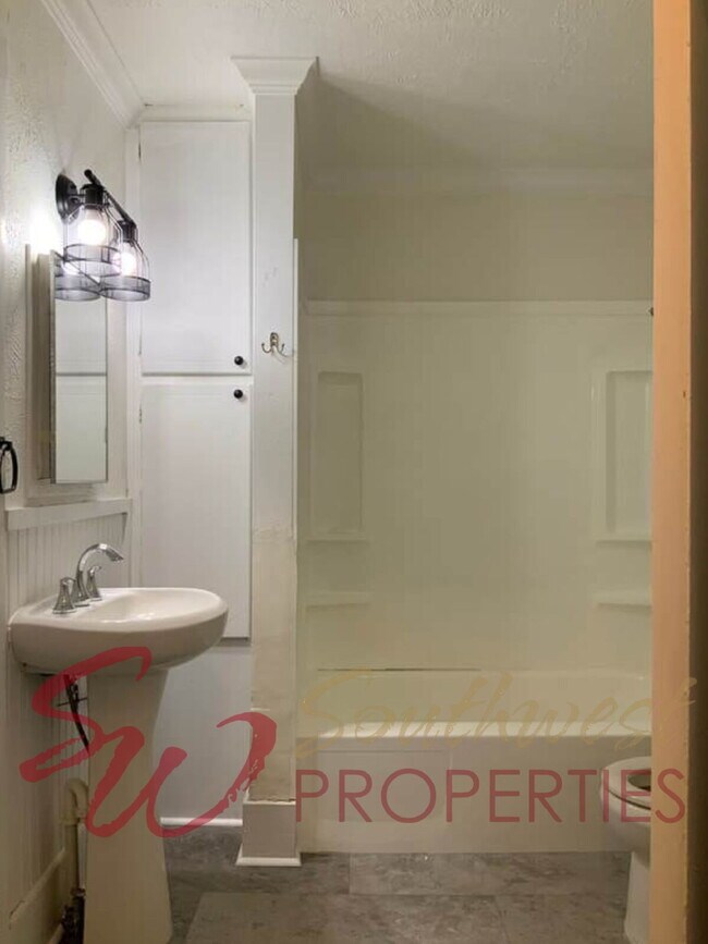 Foto del edificio - Updated with charm!