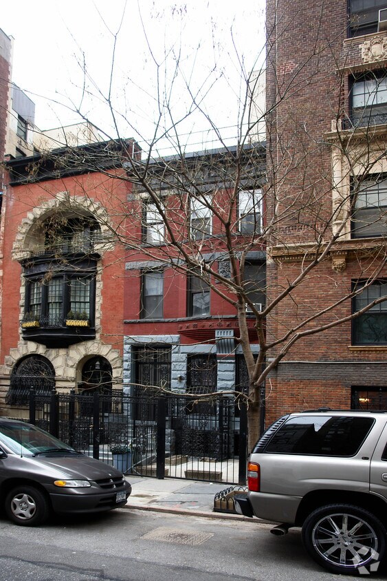 Building Photo - 256 W 75th St