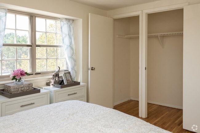 3BR, 1BA -1125 SF - Somerset Woods Townhomes