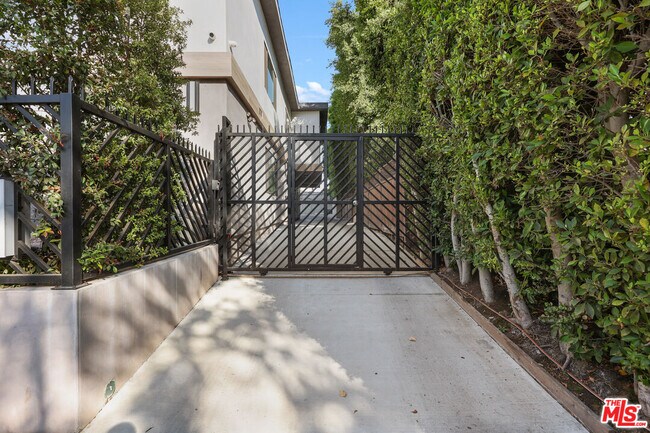 Foto del edificio - 838 N Mansfield Ave