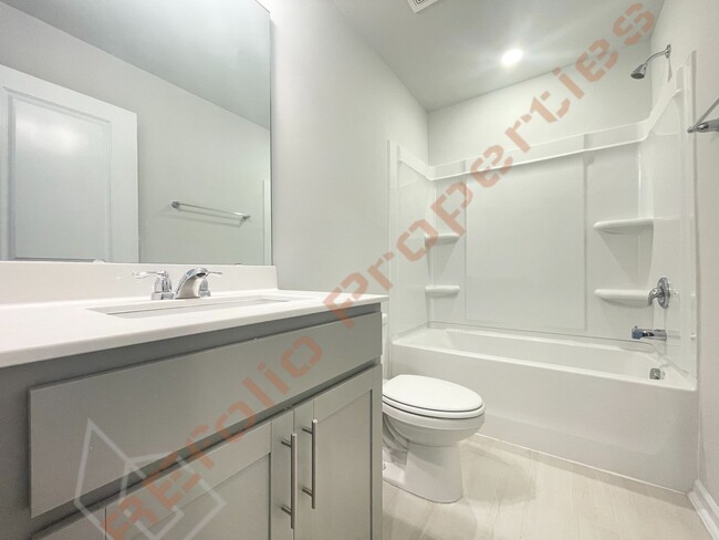 Foto del edificio - Gorgeous 3 Bedroom 3.5 Bath Townhome with ...