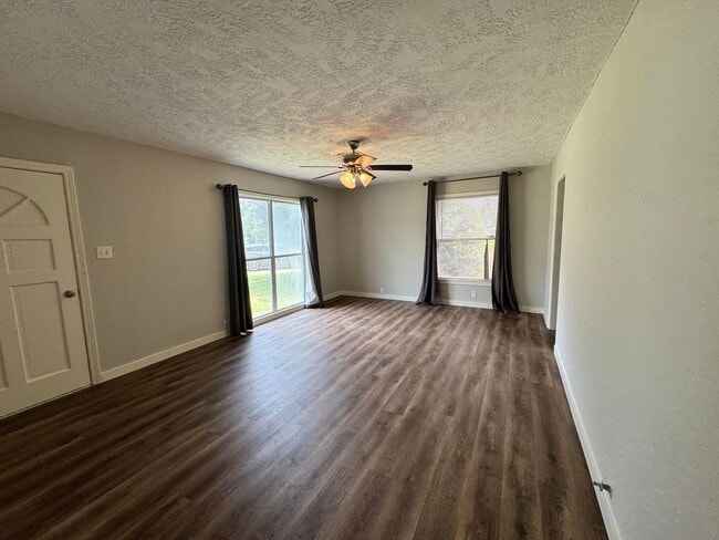 Building Photo - 1415 W Kent Dr