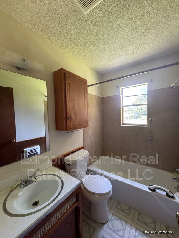 Foto del edificio - 706 NW 96th St