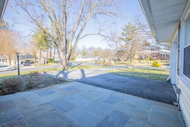 Building Photo - Lovely 3 BR/2.5 BA Single-Family Home in G...