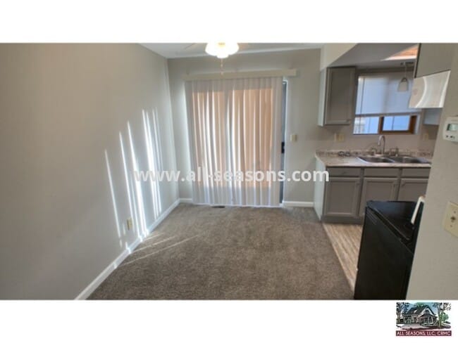 Foto del edificio - Located near Omaha and Powers, this fully ...