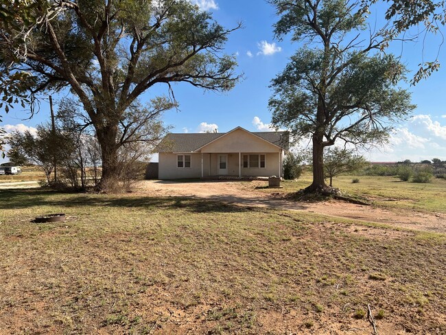 Building Photo - Country Living Home