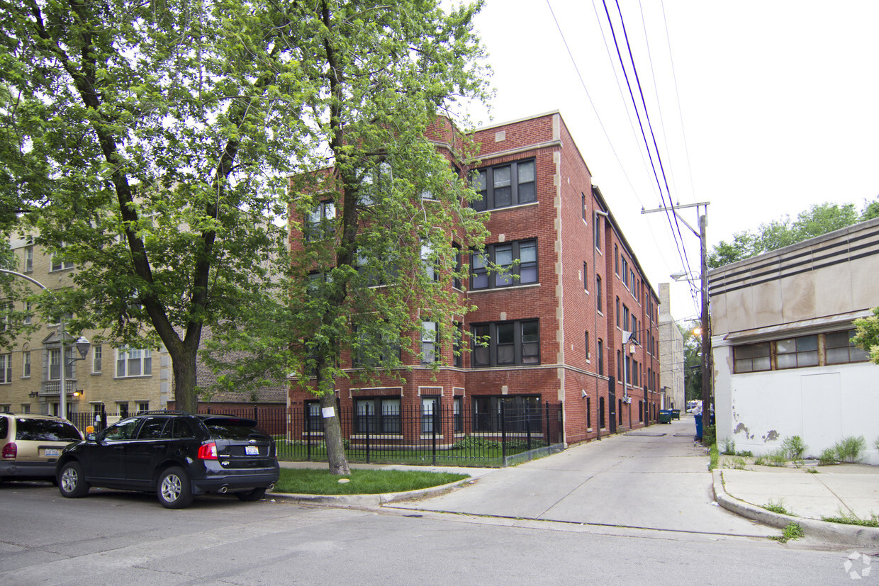 7526 N Seeley Avenue - The Seeley Court