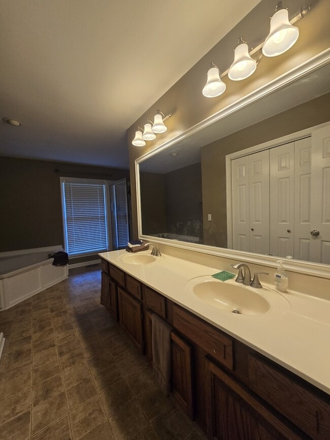 Foto del edificio - 232 Pebble Glen Dr