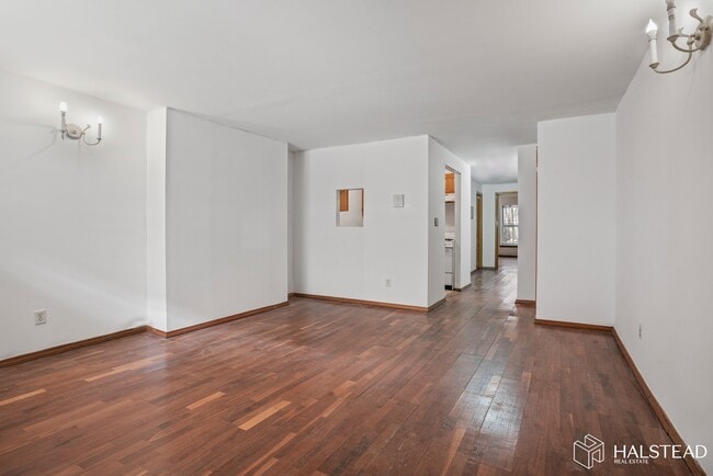 Building Photo - 1 bed with a private backyard!