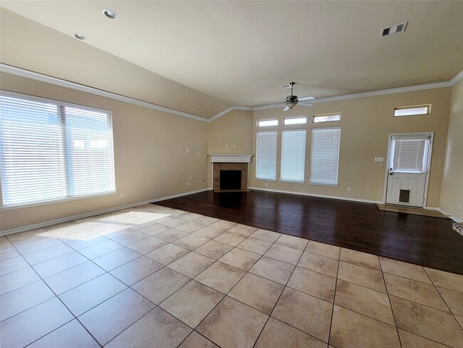 Foto del edificio - 9415 Harmony Lake Ln