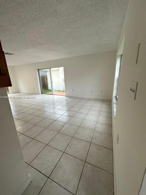Foto del edificio - 5582 NW 102nd Pl