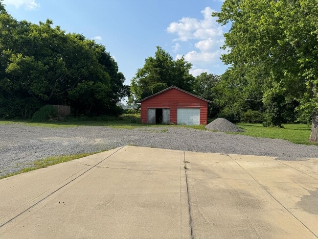 Building Photo - 6879 Lebanon Rd