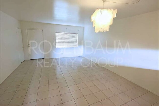 Foto del edificio - 1326 N Miller Rd