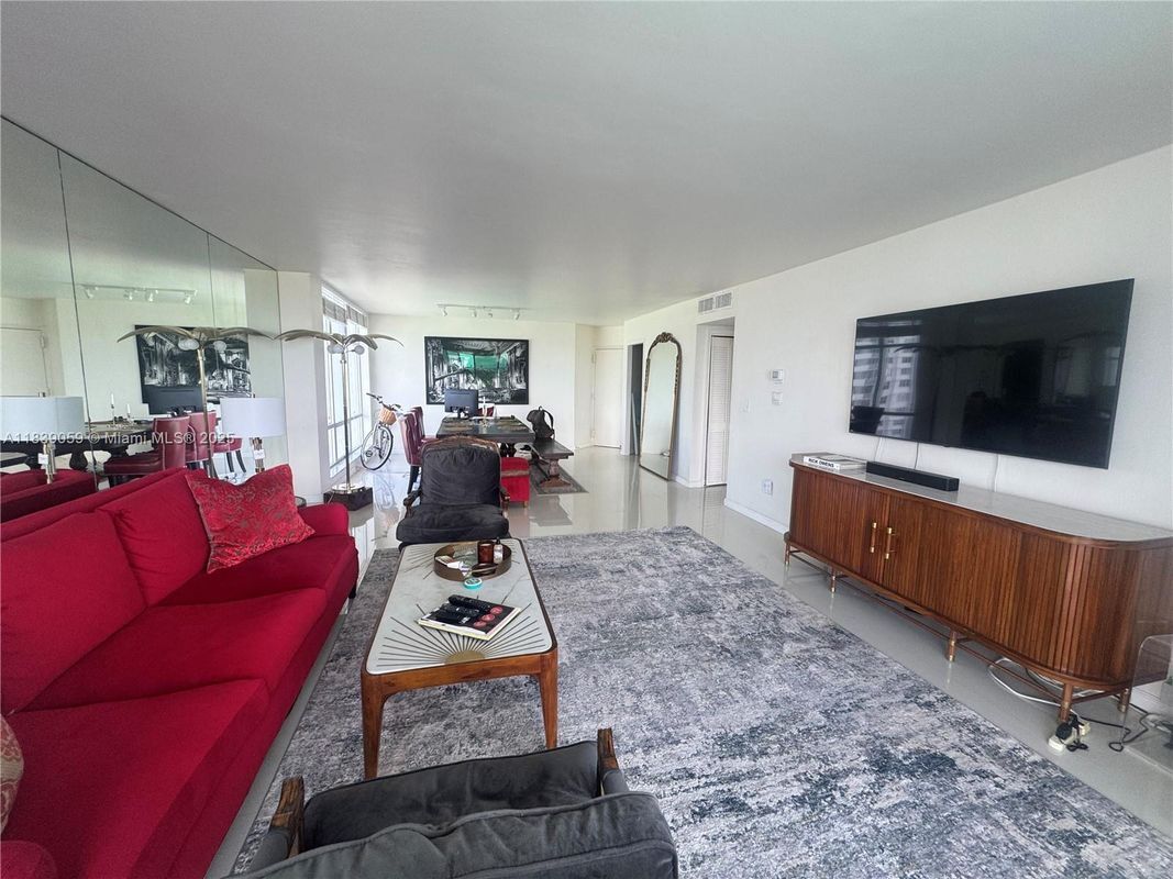 Foto del edificio - 5750 Collins Ave