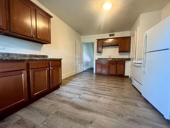 Building Photo - Large 3 BR in South Oakland! Covered Balcony! Close to Campus!