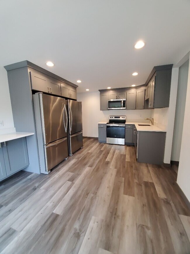 Foto del edificio - 1611 Lakeway Dr