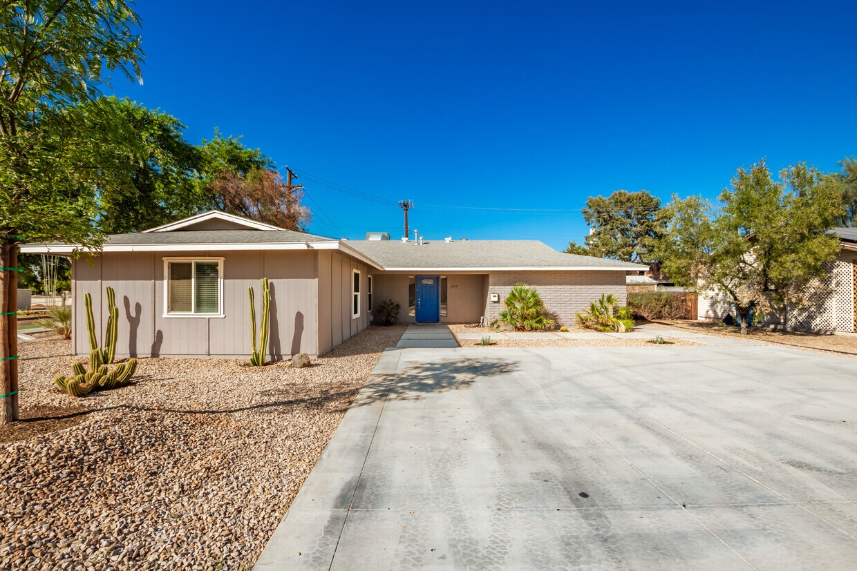 Primary Photo - 304 E Balboa Dr