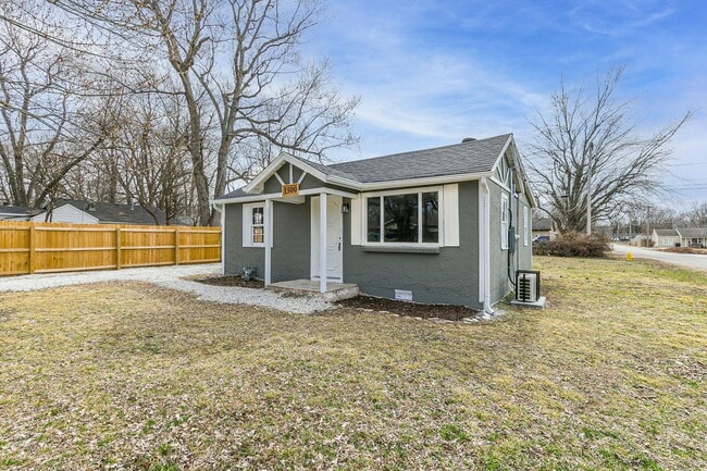 Building Photo - 2 Bedroom 1 Bathroom Home Located within w...
