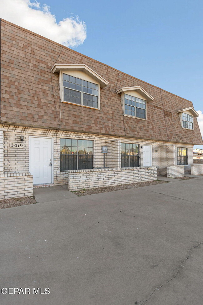 Building Photo - 3019 E Glen Dr