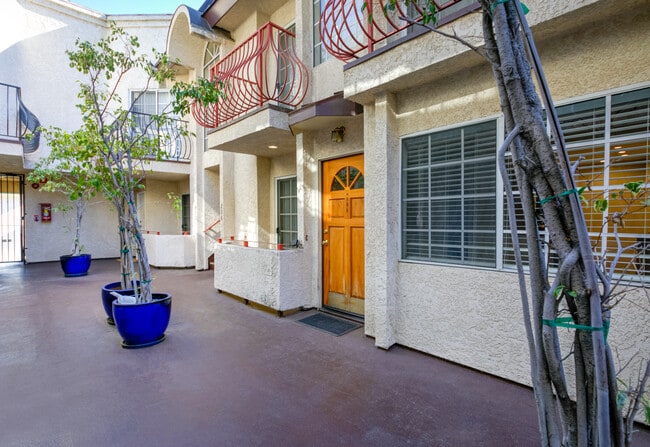 FRONT UNIT DOOR - 908 S Shenandoah St