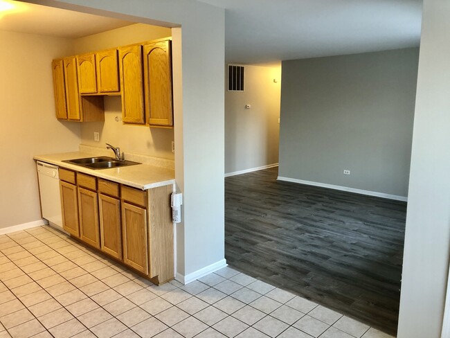 Building Photo - 928 N Village Dr