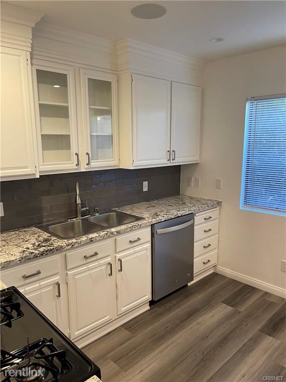 Building Photo - 2 br, 2.5 bath Townhome - 4435 Saugus Ave