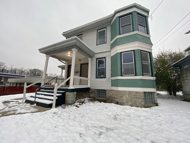 Photo - CENTRALLY LOCATED 6 BEDROOM 2 BATH OVER 2200 SQ FT! House