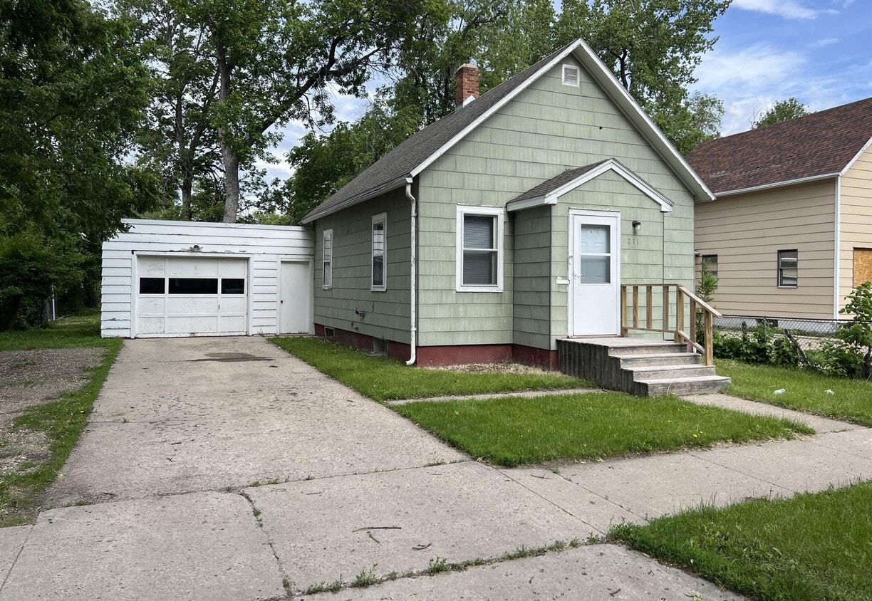 Primary Photo - 211 N Washington St