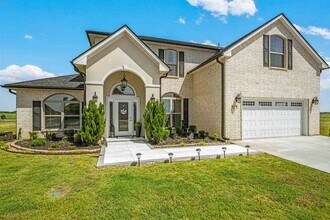 Building Photo - 6309 SW Oakmont Blvd