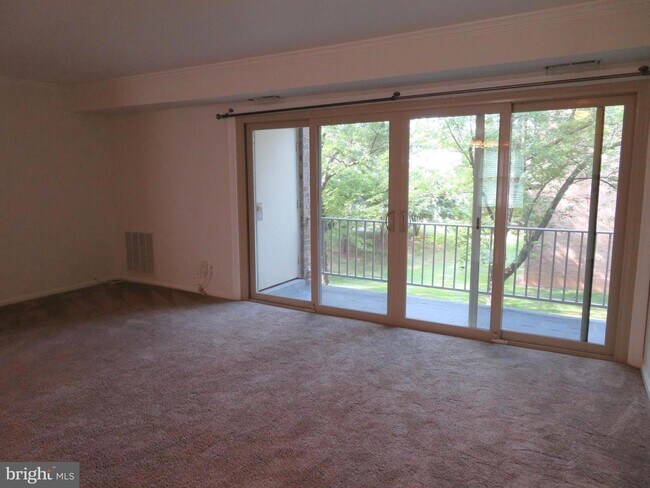 Foto del edificio - 6038 Westchester Park Dr