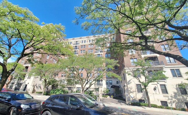 Building Photo - Spacious, freshly updated 2 bedroom condo