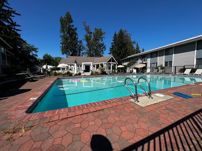 Pool and hot tub steps away - 17403 NE 45th St