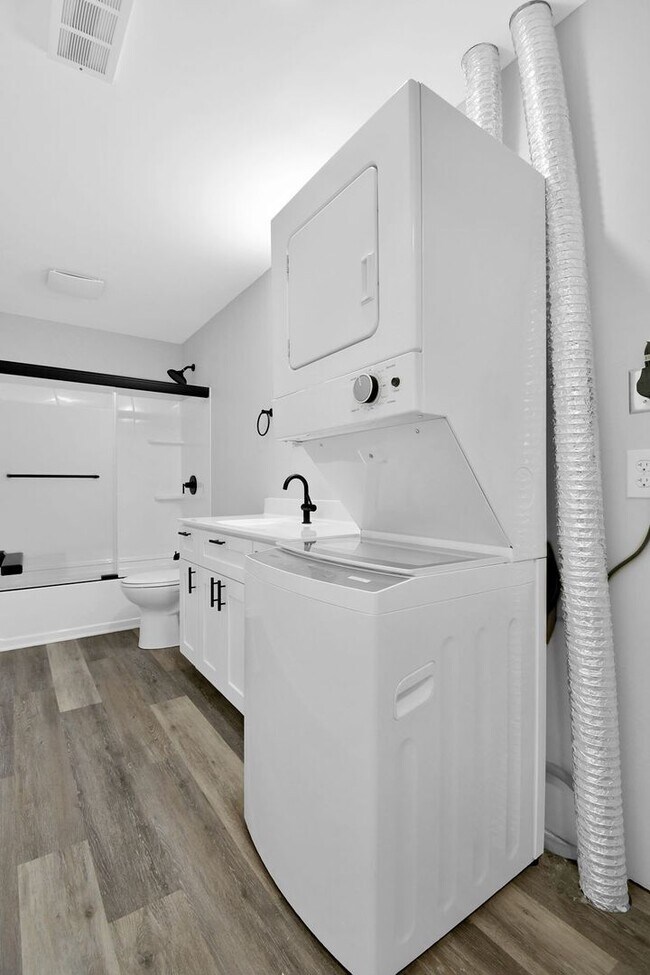 Building Photo - Freshly Renovated Duplex. Upstairs and Downstairs Units Available Now. Schedule a Schedule Today!