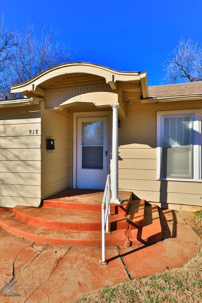 Building Photo - 2 bedroom 2 bath! NEW PAINT! NEW STOVE!