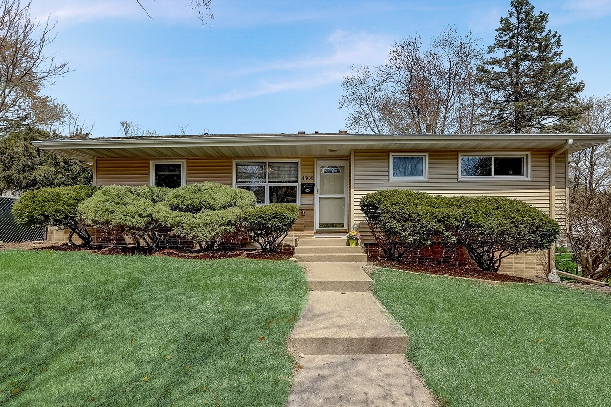 Primary Photo - Charming Bi-Level Home in Sunset Village -...