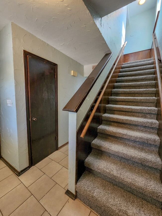 Foto del edificio - 3 bed Brick Townhome in Shawnee