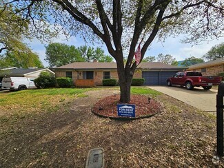 Building Photo - 1109 W Redbud Dr