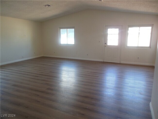 Foto del edificio - 6362 Placer Dr