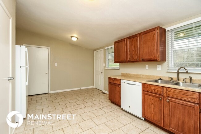 Building Photo - 420 Holiday Dr
