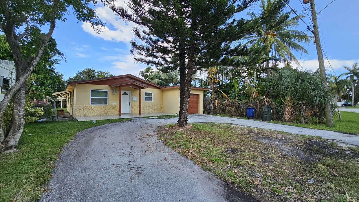 221 SW 6th Ave, Hallandale Beach, FL 33009 House for Rent in