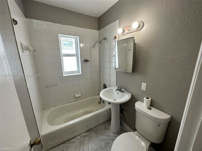 Building Photo - 2 br, 1 bath Townhome - 228 NW 85th Street...