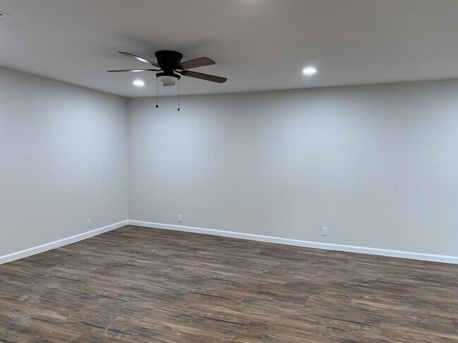 Building Photo - Freshly Remodeled 3 Bed 2 Bath Home!