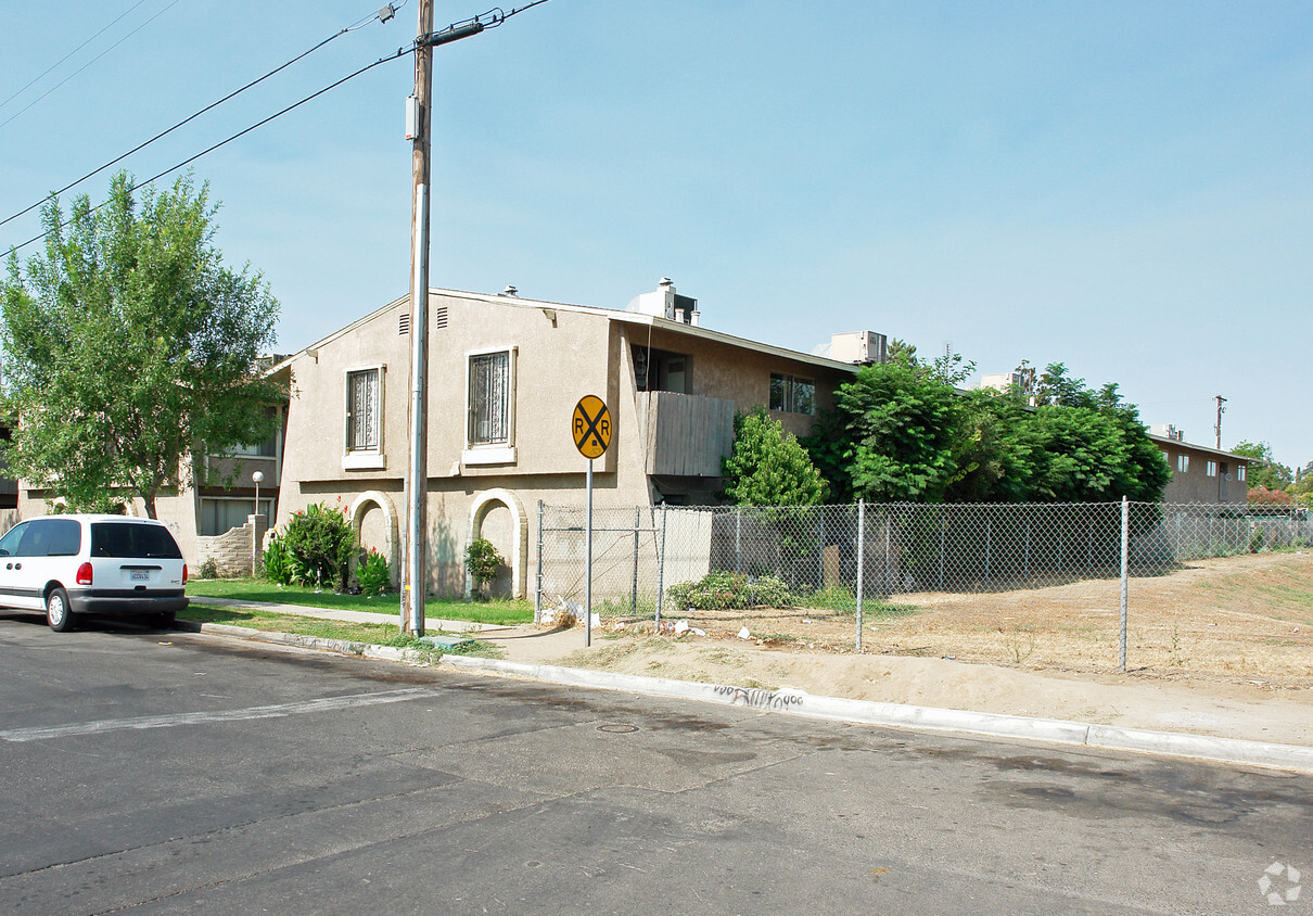 Building Photo - Casa Bella