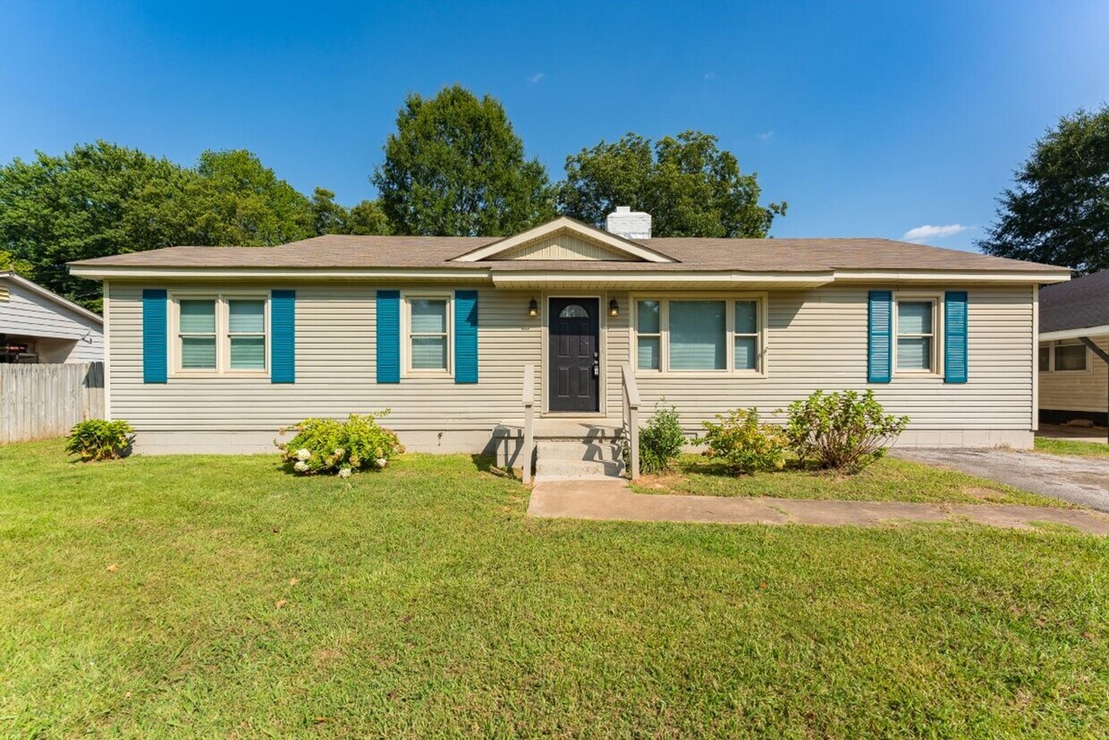 Foto principal - Move-In Ready Comfort – 4 Bed, 2 Bath!