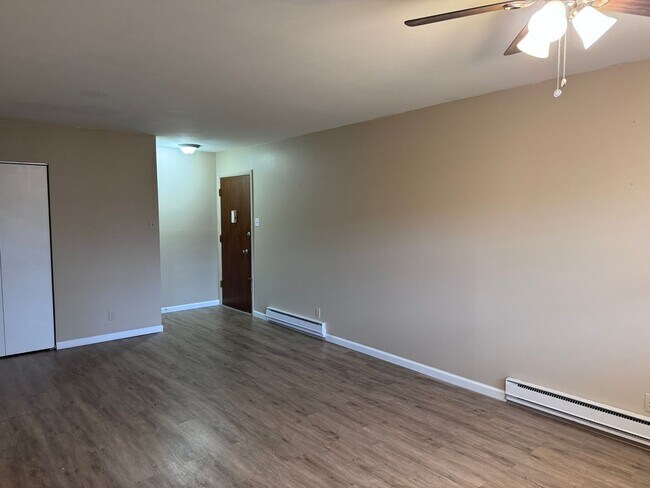 Building Photo - Two Bedroom Condo for Rent in Hazelwood!