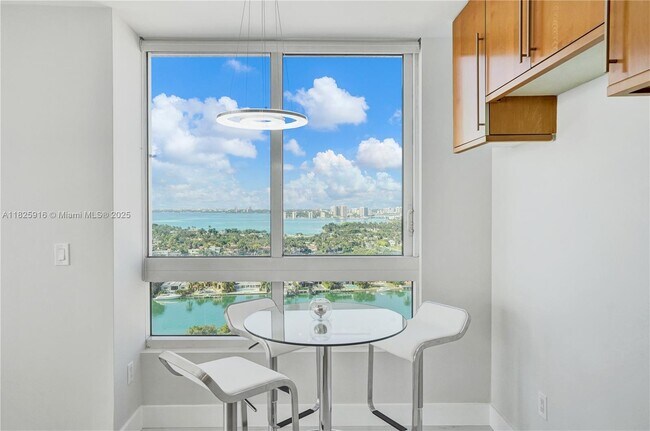 Foto del edificio - 6365 Collins Ave
