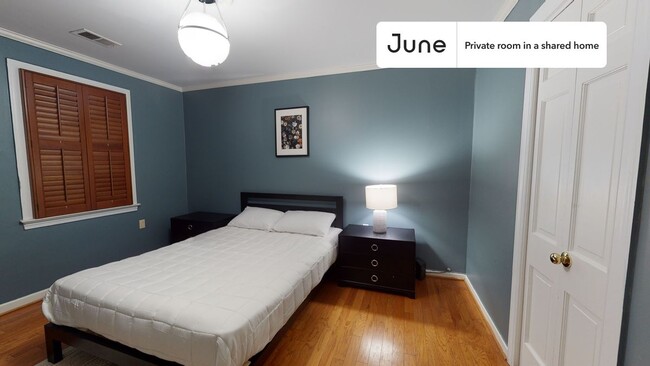 Foto del edificio - Private bedroom in 7 bed/4 bath Home