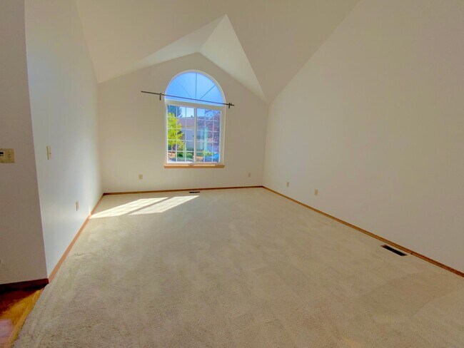 Foto del edificio - Stunning 4 Bedroom/2.5 bath- Move-In Ready Home with Private Backyard